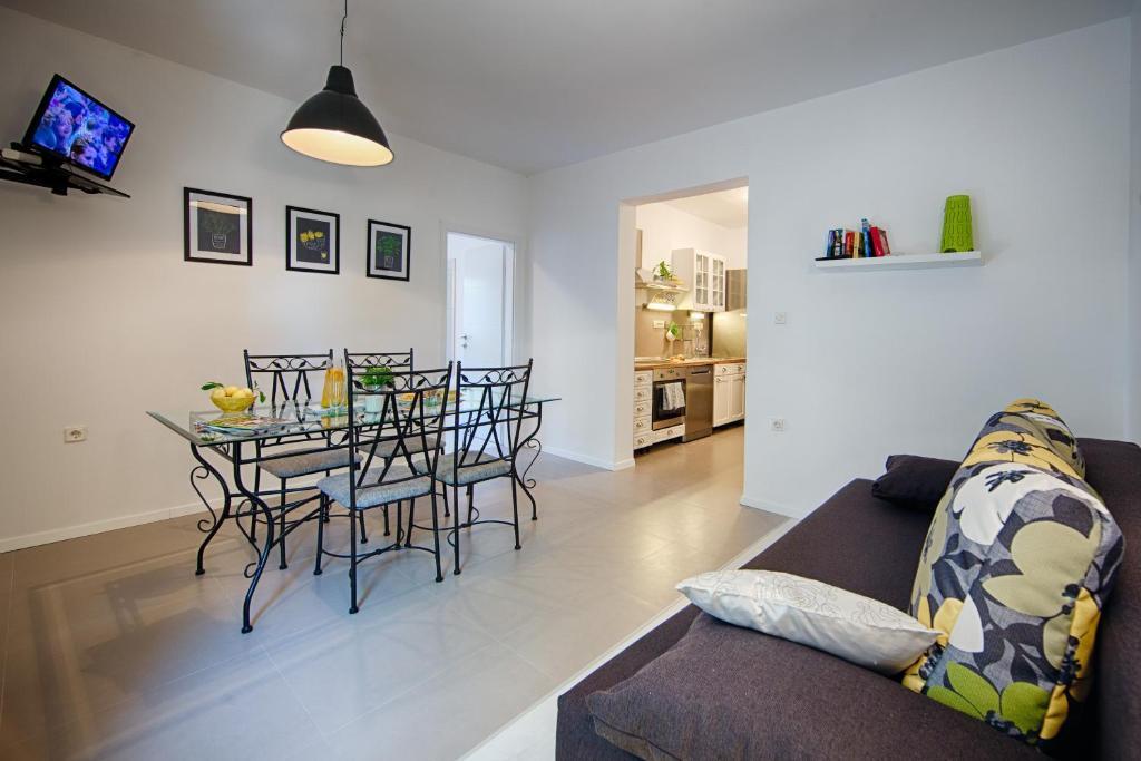 Apartments Zambarlin Komiza Room photo